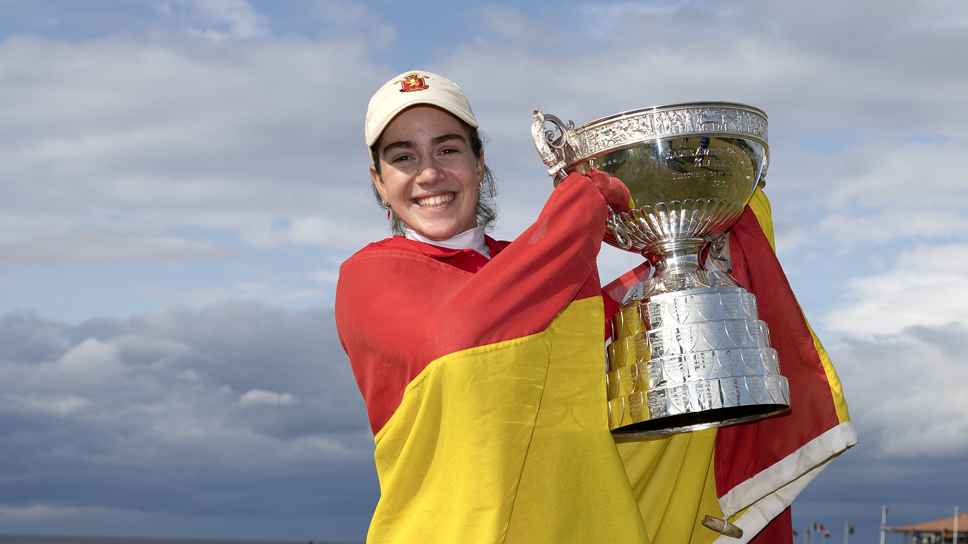 Paula Martin Sampedro lifts the Women's Amateur Championship trophy