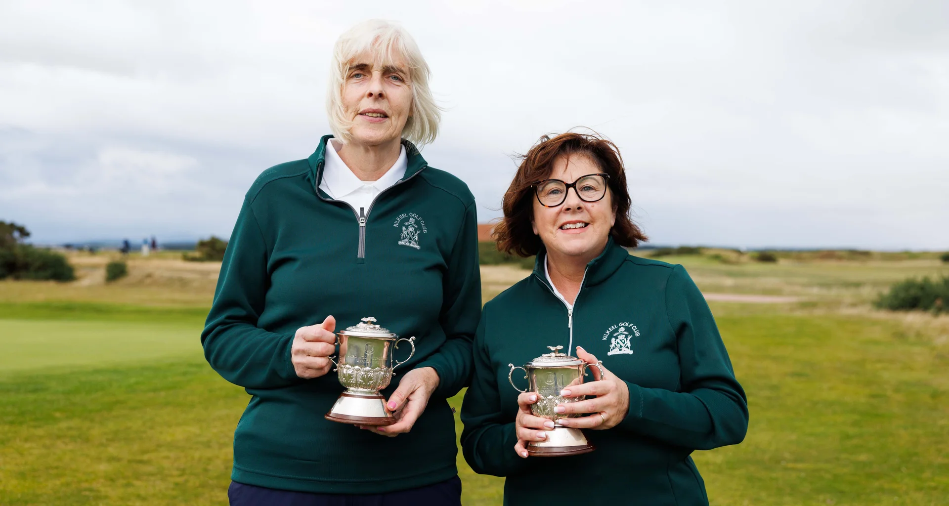 Marie Walls and Michelle Hughes celebrate their success in the 2025 Coronation Foursomes Grand Final in St Andrews.
