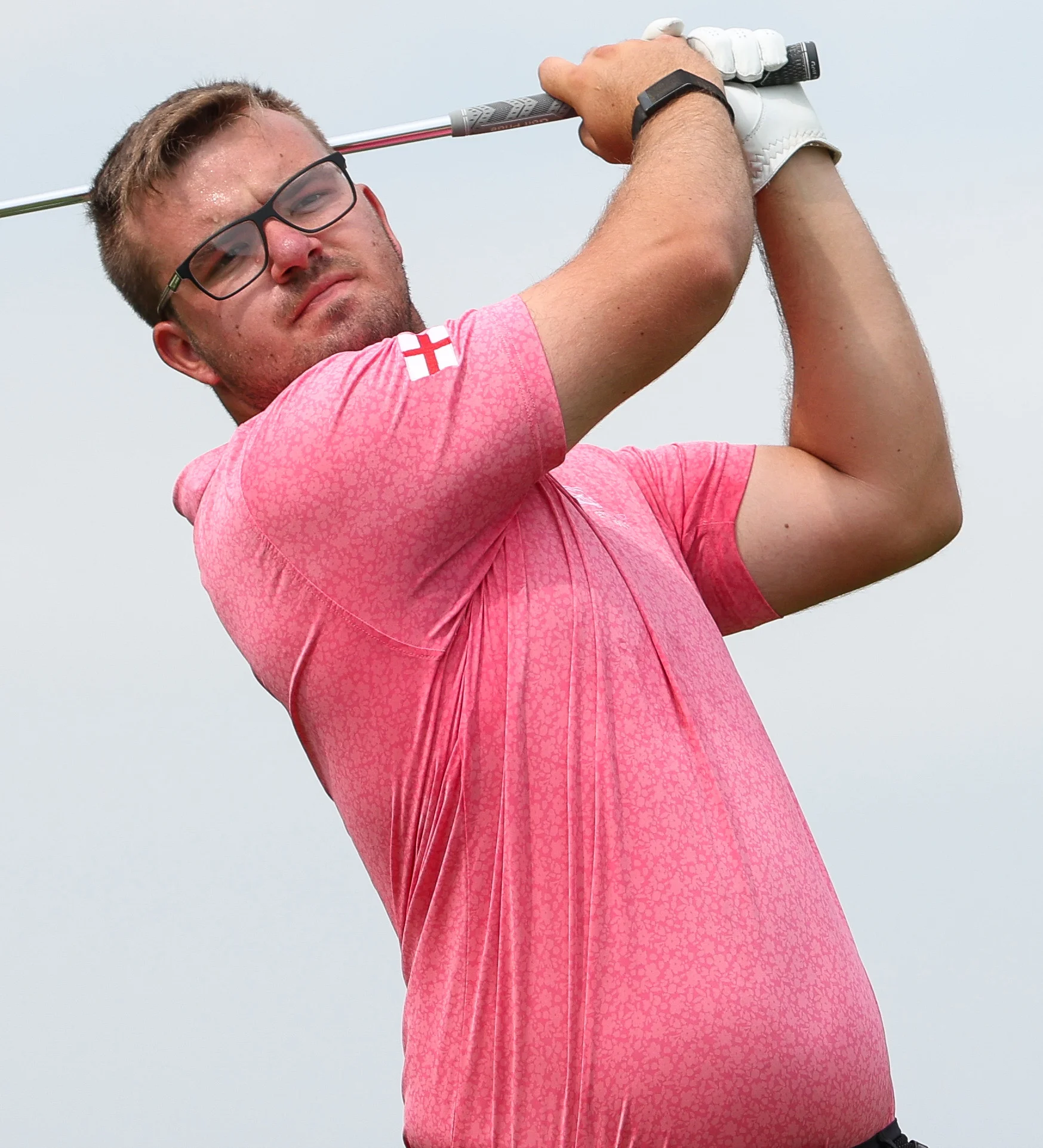 Eliot Baker playing golf.