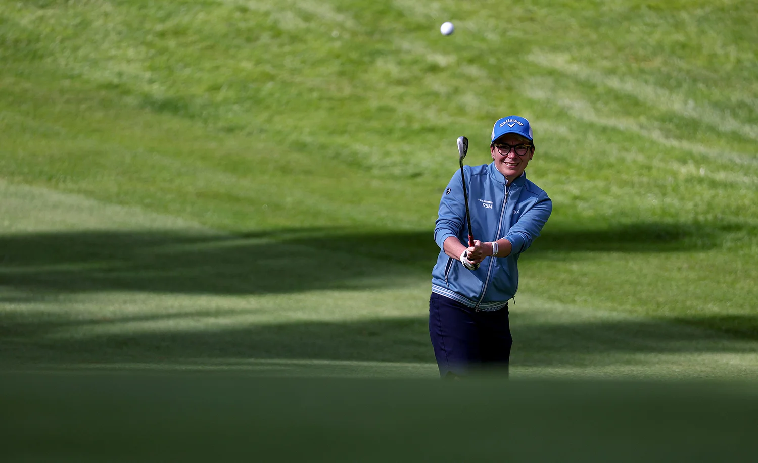 Aimi Bullock watches her ball after playing an approach shot at The G4D Open in 2025.