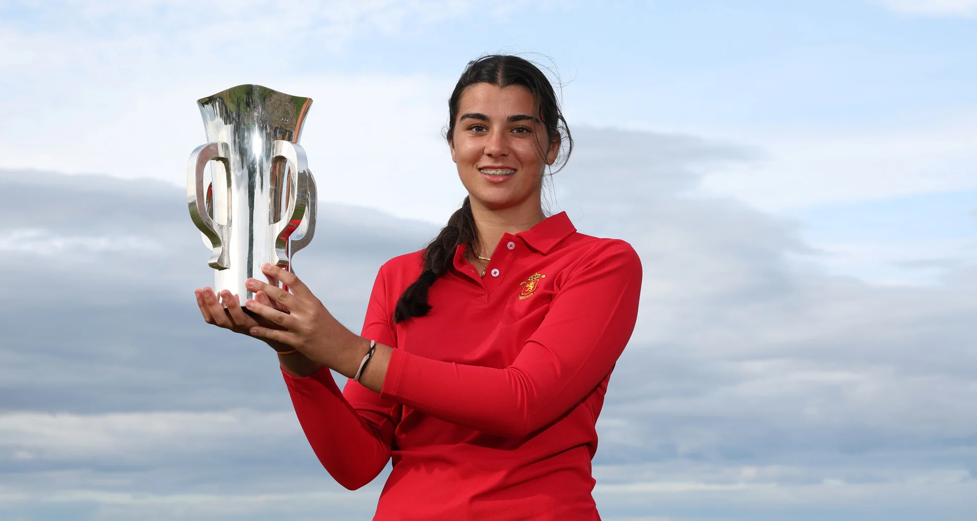 Marta Munoz celebrates with the Girls' Amateur Championship trophy.