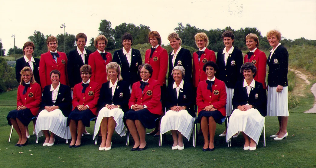 The players from the USA and GBI Curtis Cup teams in 1986 pose for a photograph.