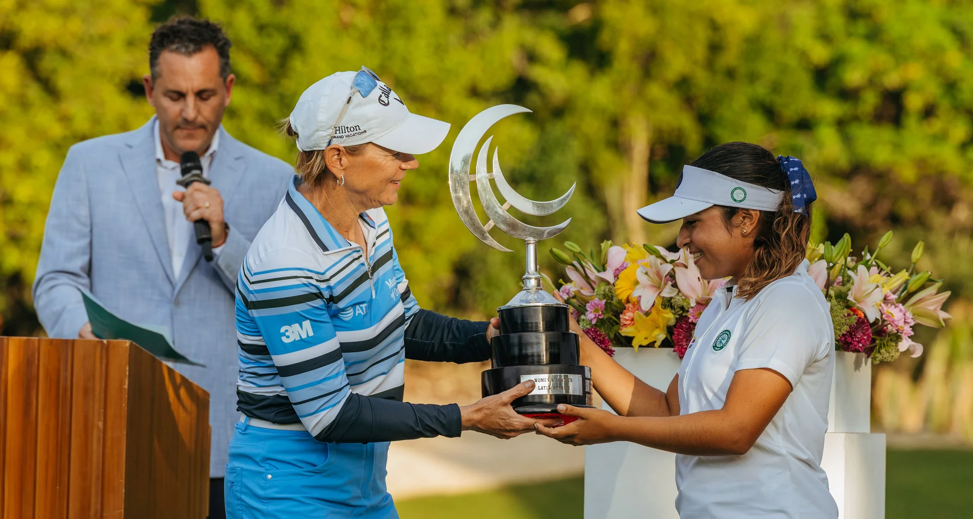 María José Marín receives the Women's Amateur Latin America trophy from Annika Sörenstam.
