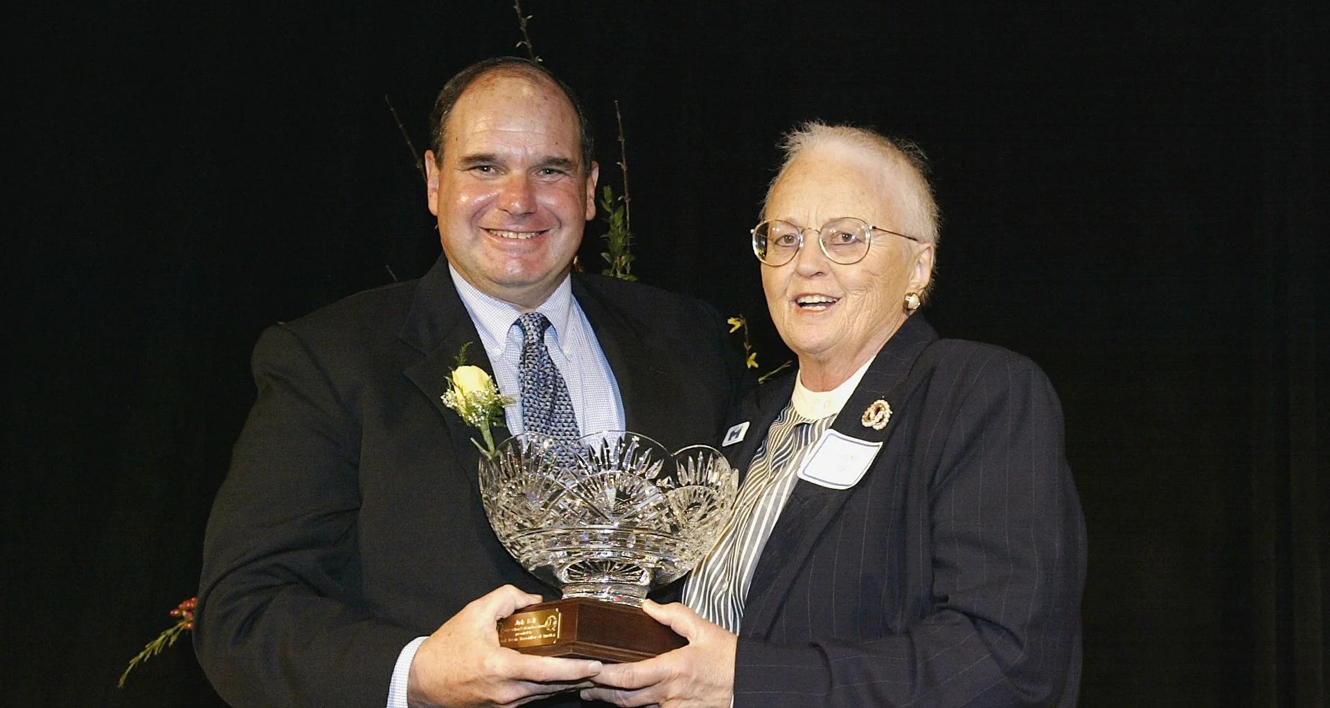 Judy Bell is presented with the William D. Richardson Award by sportswriter Len Shapiro in 2002.