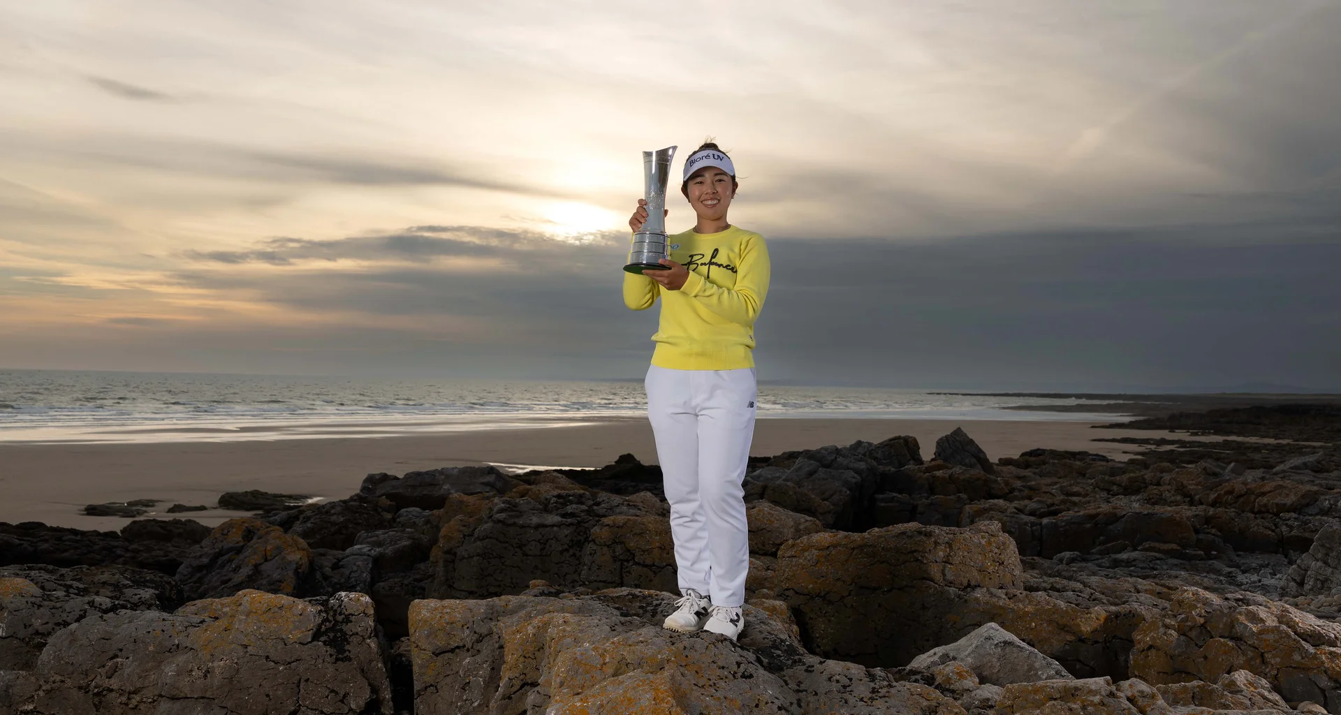 Miyu Yamashita celebrates with the AIG Women's Open trophy at Royal Porthcawl. August 2025.